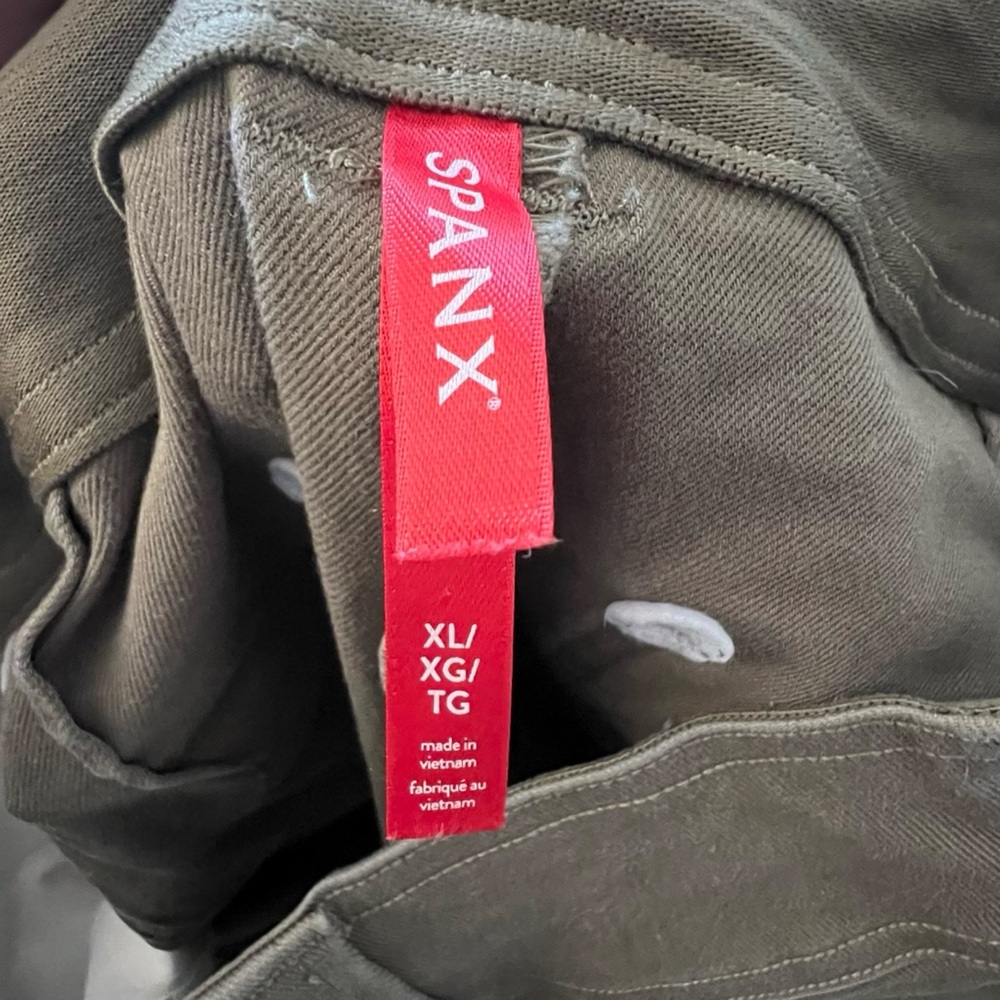Spanx Twill Cropped Pants - Picture 4 of 4